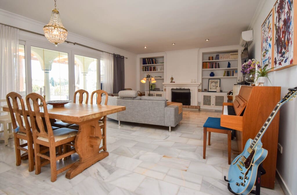 4 bedroom Villa for sale in Mijas Costa with pool garage - € 699,000 (Ref: 9838973)