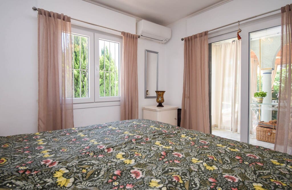 4 bedroom Villa for sale in Mijas Costa with pool garage - € 699,000 (Ref: 9838973)
