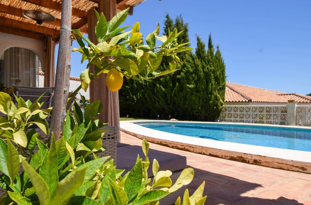 4 bedroom Villa for sale in Mijas Costa with pool garage - € 699,000 (Ref: 9838973)