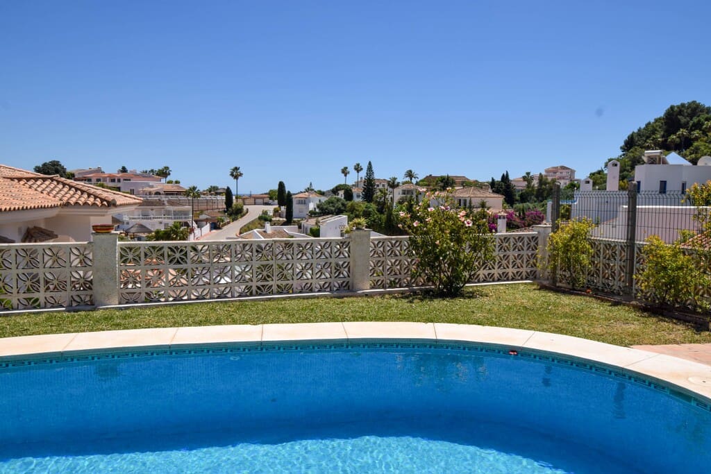4 bedroom Villa for sale in Mijas Costa with pool garage - € 699,000 (Ref: 9838973)