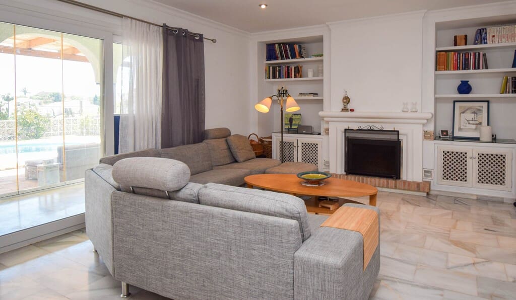 4 bedroom Villa for sale in Mijas Costa with pool garage - € 699,000 (Ref: 9838973)