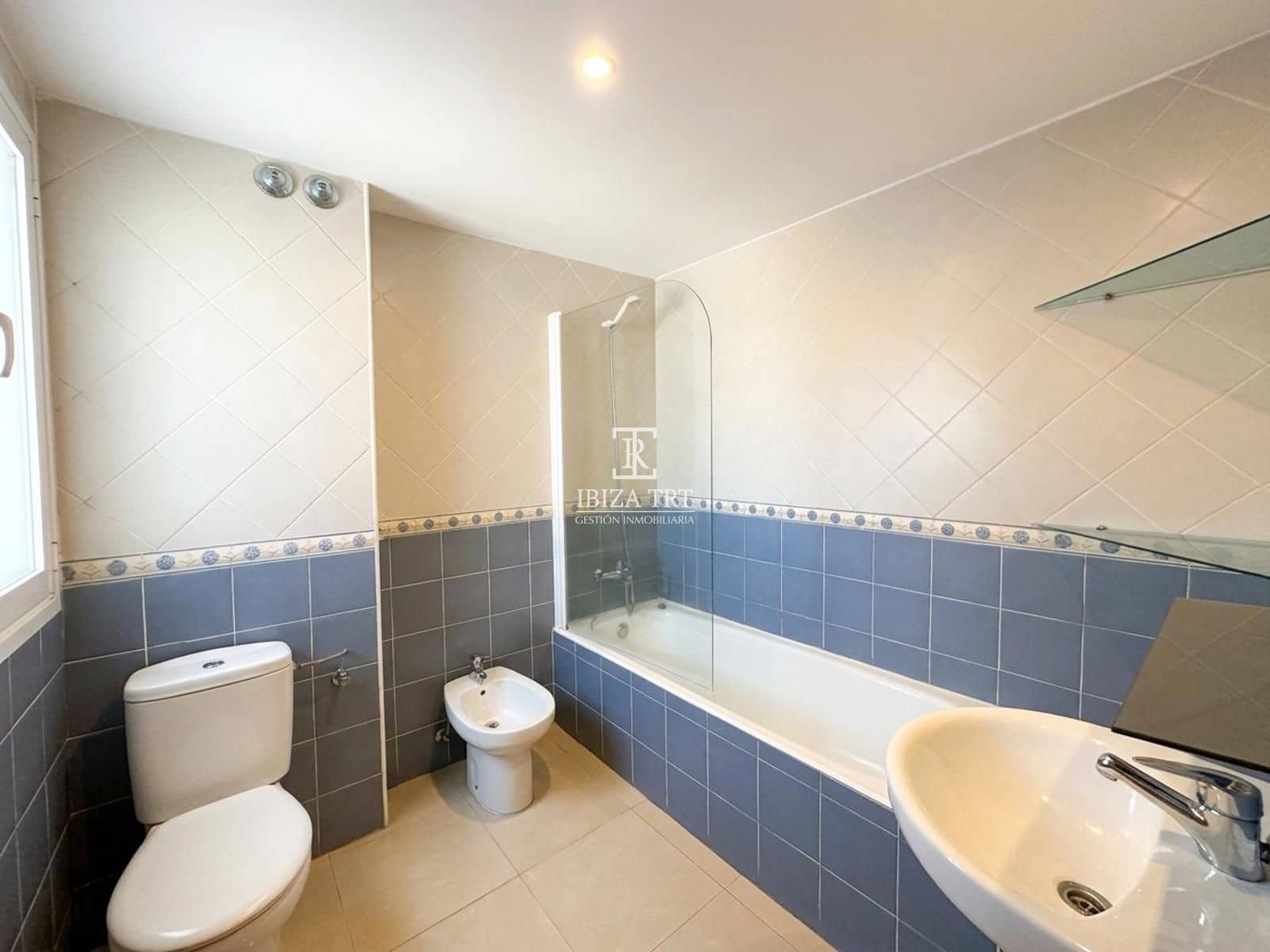 3 quarto Casa em Banda para venda em Cala d'en Bou com piscina garagem - 650 000 € (Ref: 10181657)