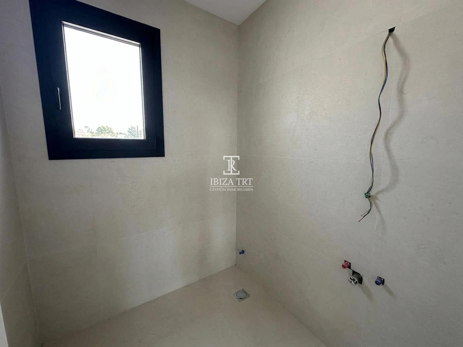 2 bedroom Flat for sale in Sant Antoni de Portmany with garage - € 450,000 (Ref: 9882443)