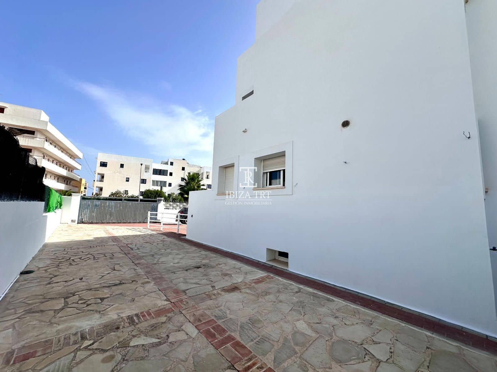 4 slaapkamer Villa te koop in Cala d'en Bou met zwembad garage - € 1.350.000 (Ref: 9991823)