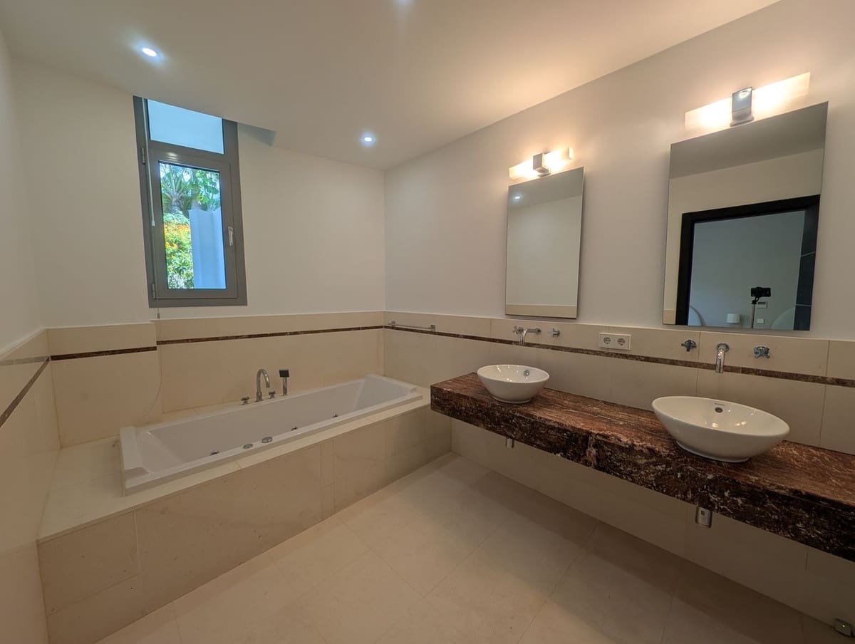 5 bedroom Semi-detached Villa for rent in Golden Mile with pool garage - € 15,000 (Ref: 10026600)