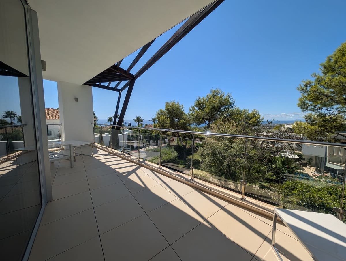 5 bedroom Semi-detached Villa for rent in Golden Mile with pool garage - € 15,000 (Ref: 10026600)
