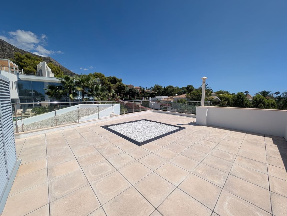 5 bedroom Semi-detached Villa for rent in Golden Mile with pool garage - € 15,000 (Ref: 10026600)