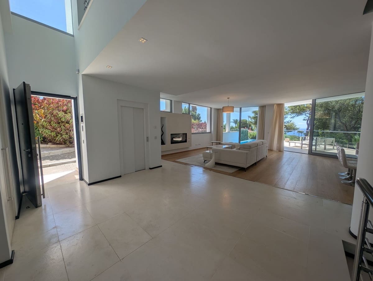 5 bedroom Semi-detached Villa for rent in Golden Mile with pool garage - € 15,000 (Ref: 10026600)