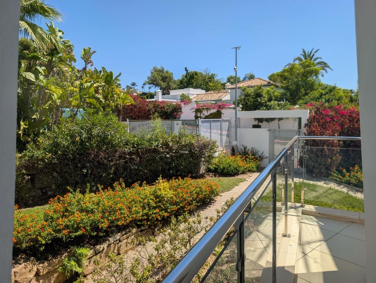 5 bedroom Semi-detached Villa for rent in Golden Mile with pool garage - € 15,000 (Ref: 10026600)