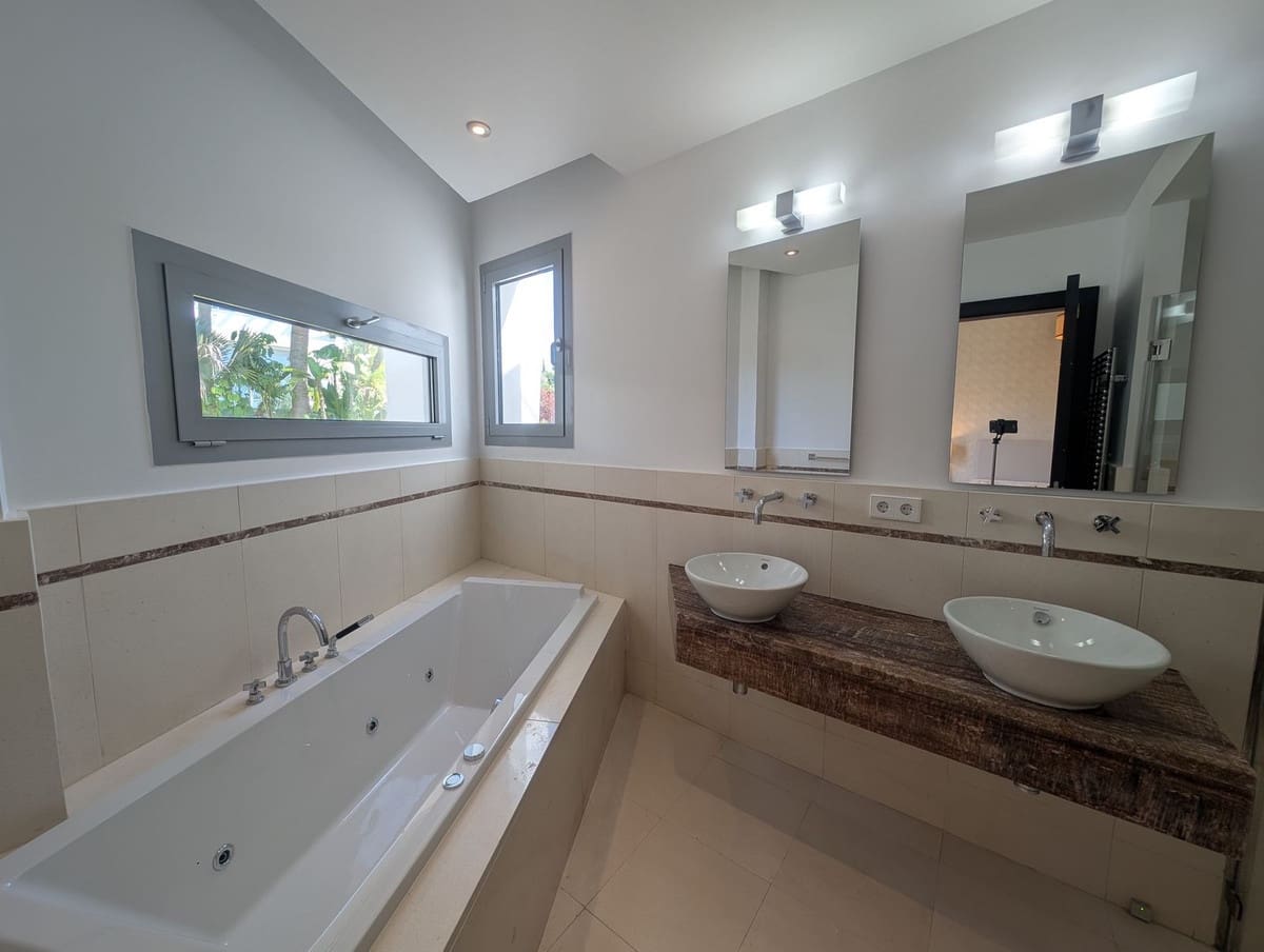 5 bedroom Semi-detached Villa for rent in Golden Mile with pool garage - € 15,000 (Ref: 10026600)