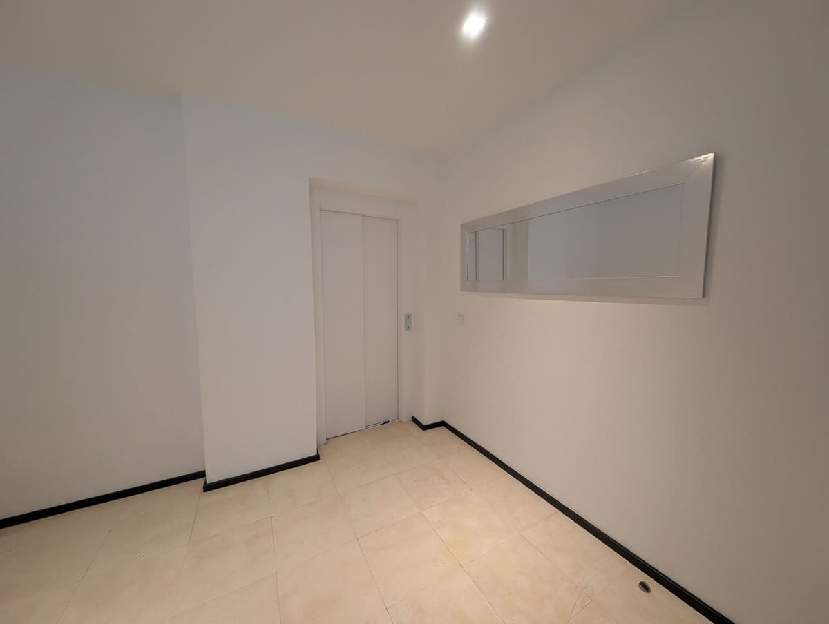 5 bedroom Semi-detached Villa for rent in Golden Mile with pool garage - € 15,000 (Ref: 10026600)