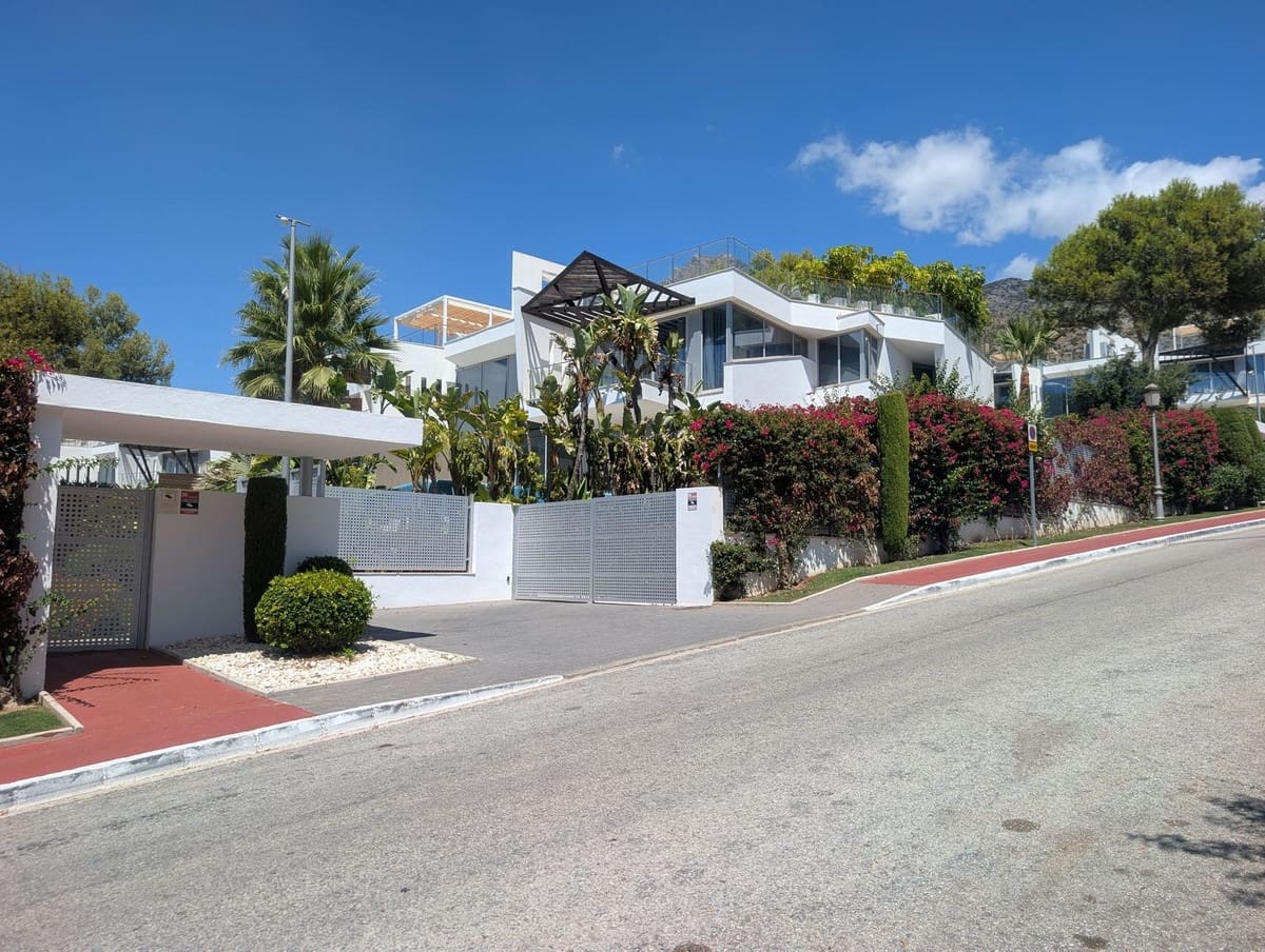 5 bedroom Semi-detached Villa for rent in Golden Mile with pool garage - € 15,000 (Ref: 10026600)