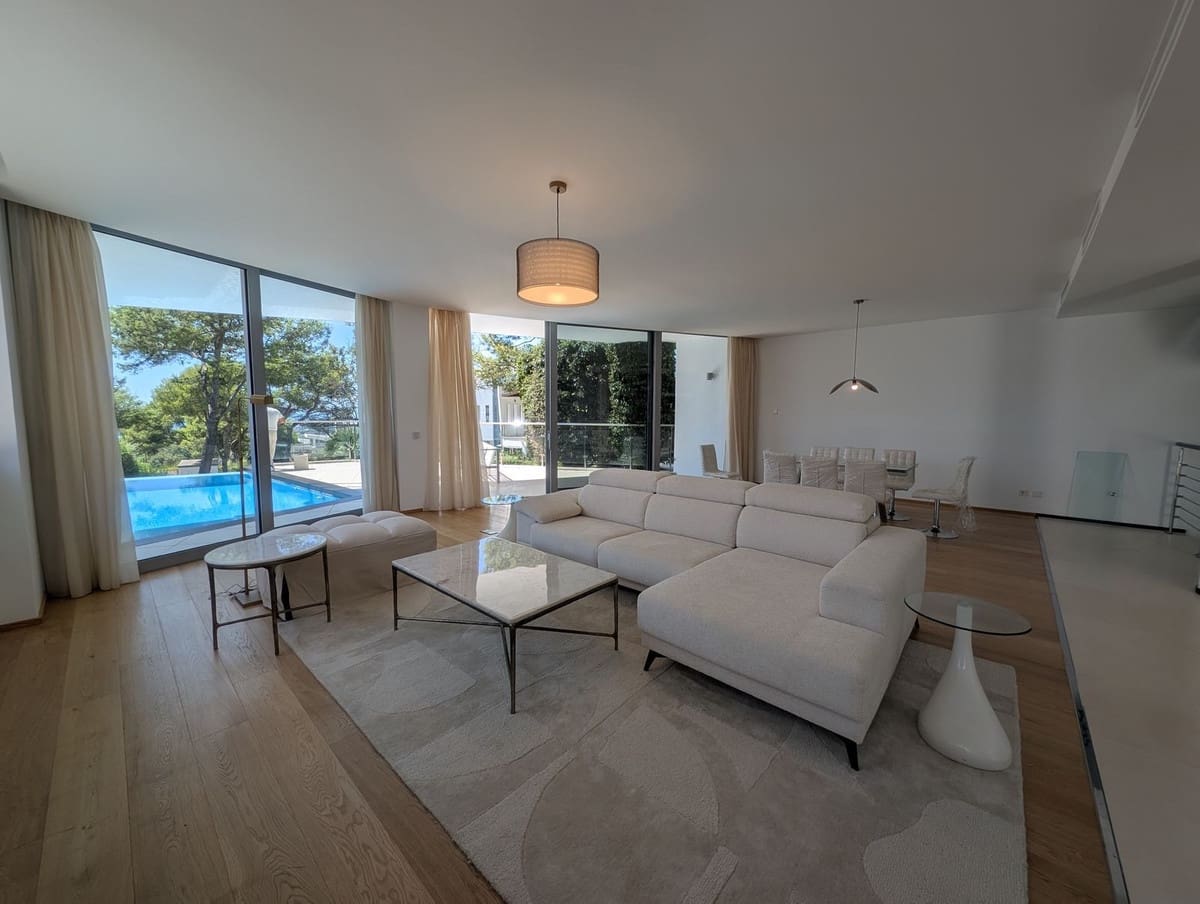 5 bedroom Semi-detached Villa for rent in Golden Mile with pool garage - € 15,000 (Ref: 10026600)