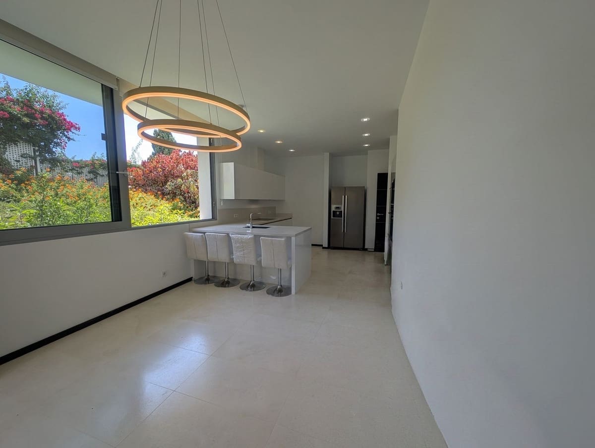 5 bedroom Semi-detached Villa for rent in Golden Mile with pool garage - € 15,000 (Ref: 10026600)
