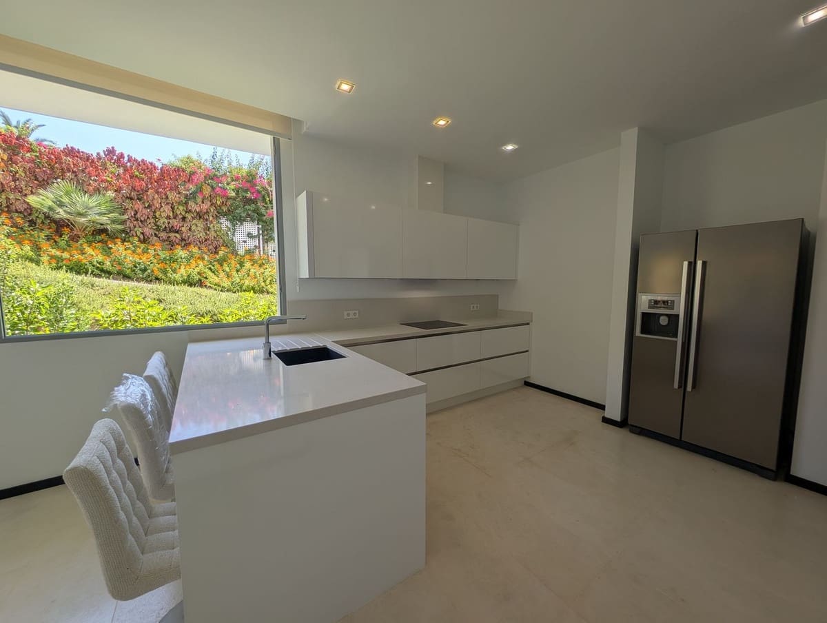 5 bedroom Semi-detached Villa for rent in Golden Mile with pool garage - € 15,000 (Ref: 10026600)