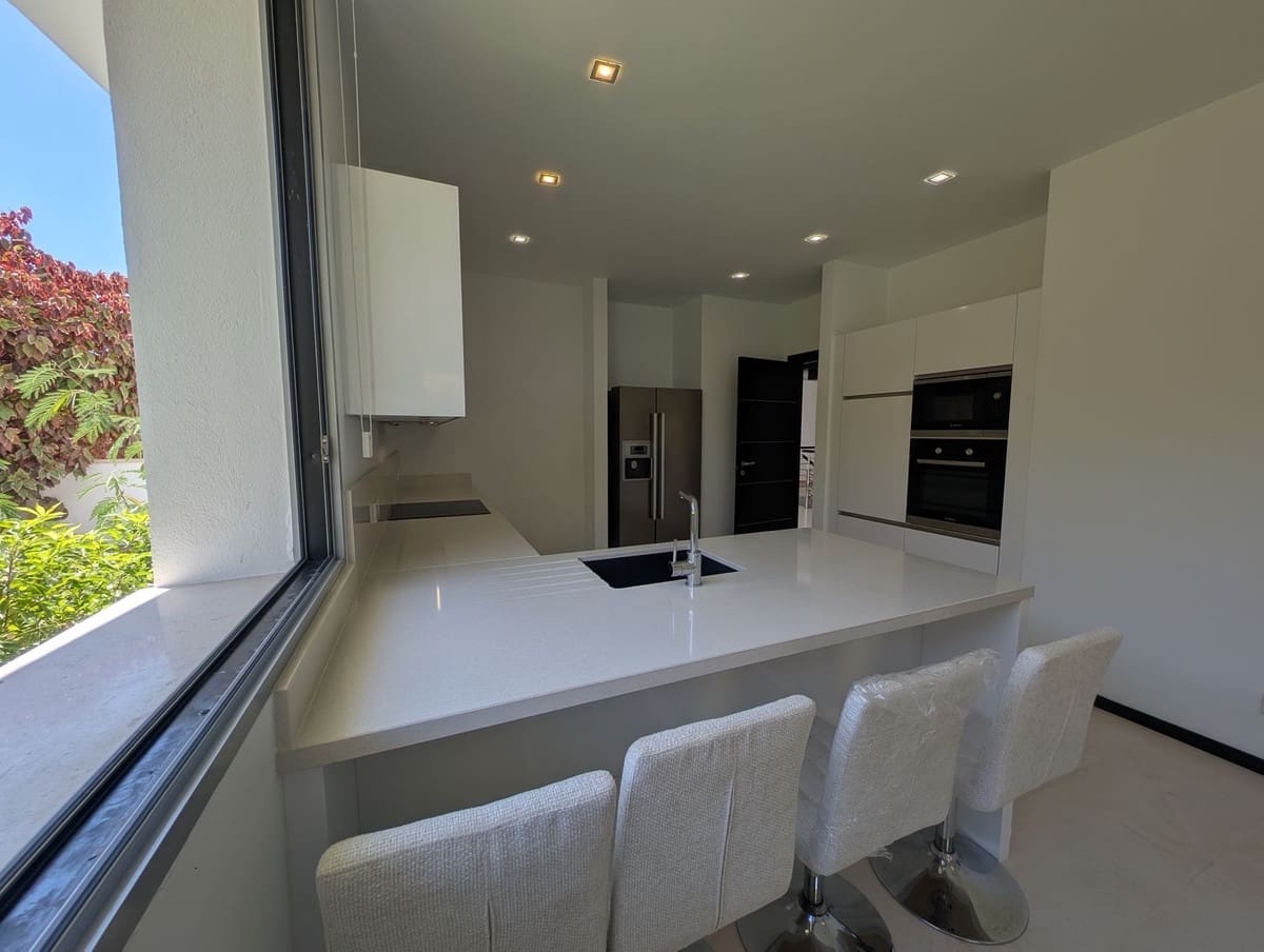 5 bedroom Semi-detached Villa for rent in Golden Mile with pool garage - € 15,000 (Ref: 10026600)