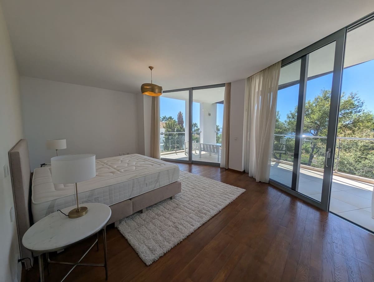 5 bedroom Semi-detached Villa for rent in Golden Mile with pool garage - € 15,000 (Ref: 10026600)