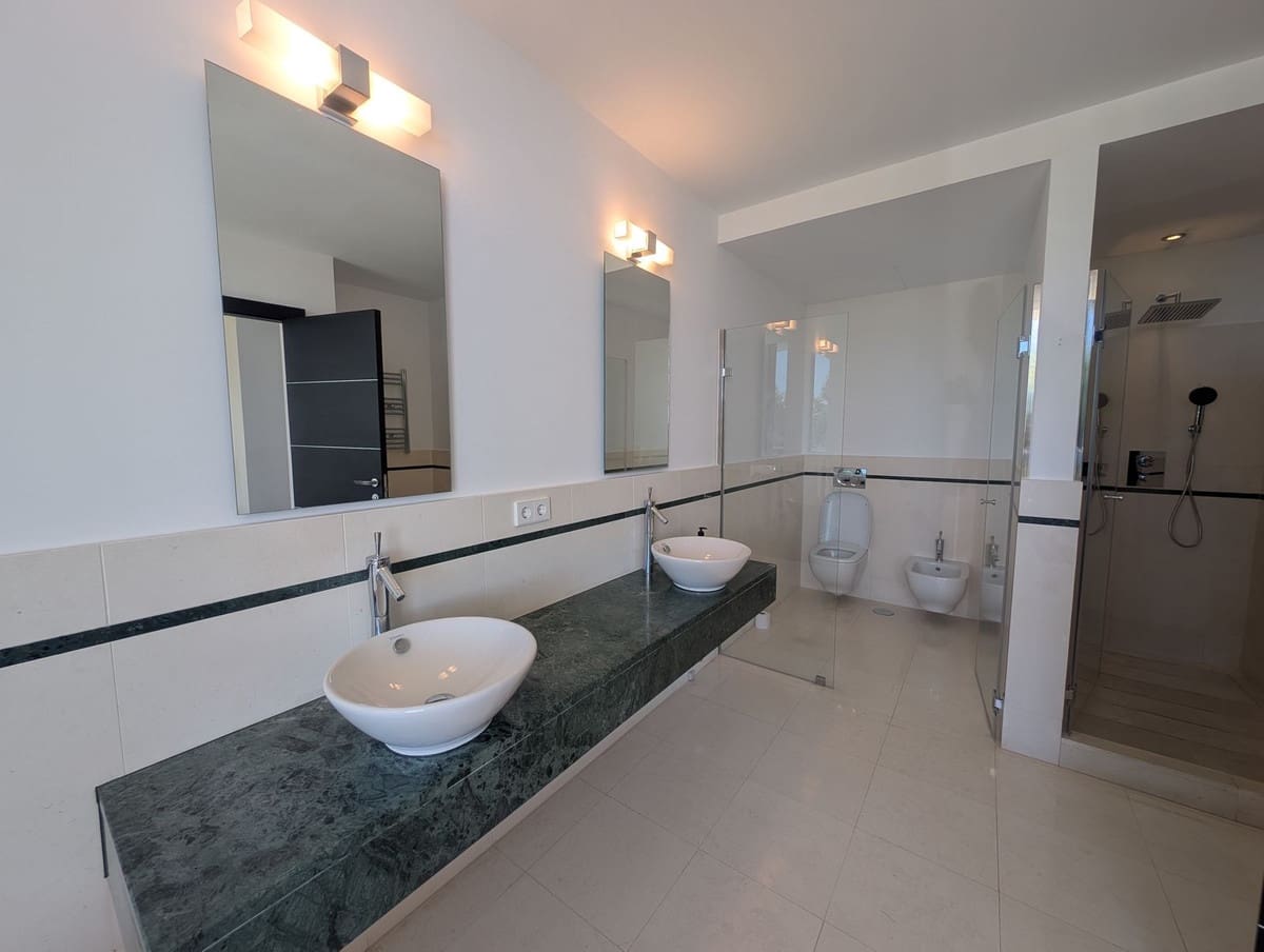 5 bedroom Semi-detached Villa for rent in Golden Mile with pool garage - € 15,000 (Ref: 10026600)