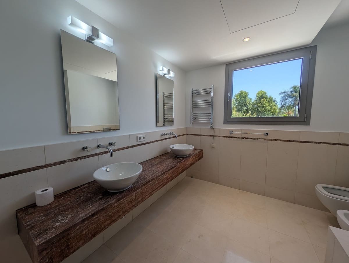 5 bedroom Semi-detached Villa for rent in Golden Mile with pool garage - € 15,000 (Ref: 10026600)