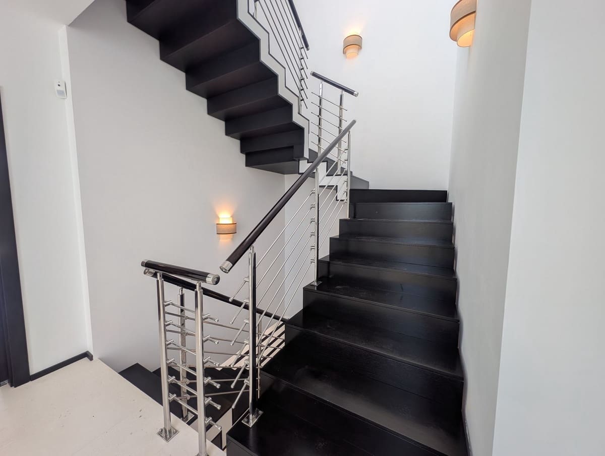 5 bedroom Semi-detached Villa for rent in Golden Mile with pool garage - € 15,000 (Ref: 10026600)