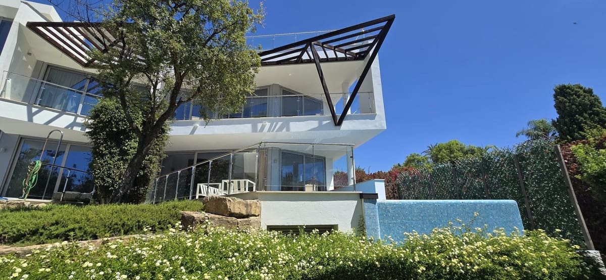 5 bedroom Semi-detached Villa for rent in Golden Mile with pool garage - € 15,000 (Ref: 10026600)
