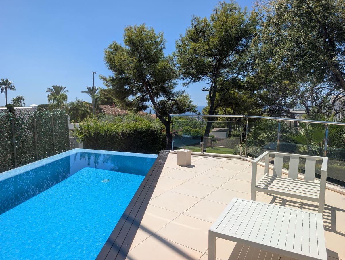 5 bedroom Semi-detached Villa for rent in Golden Mile with pool garage - € 15,000 (Ref: 10026600)