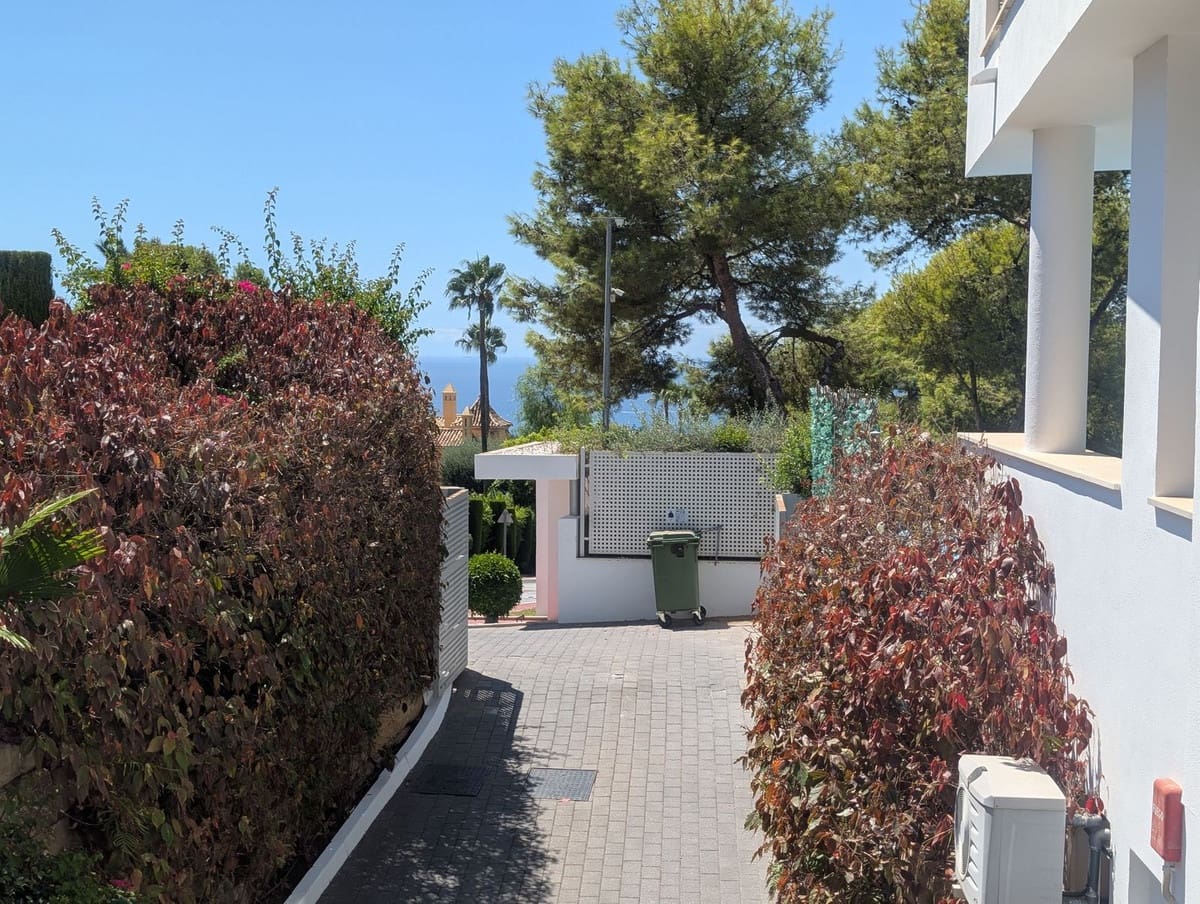 5 bedroom Semi-detached Villa for rent in Golden Mile with pool garage - € 15,000 (Ref: 10026600)