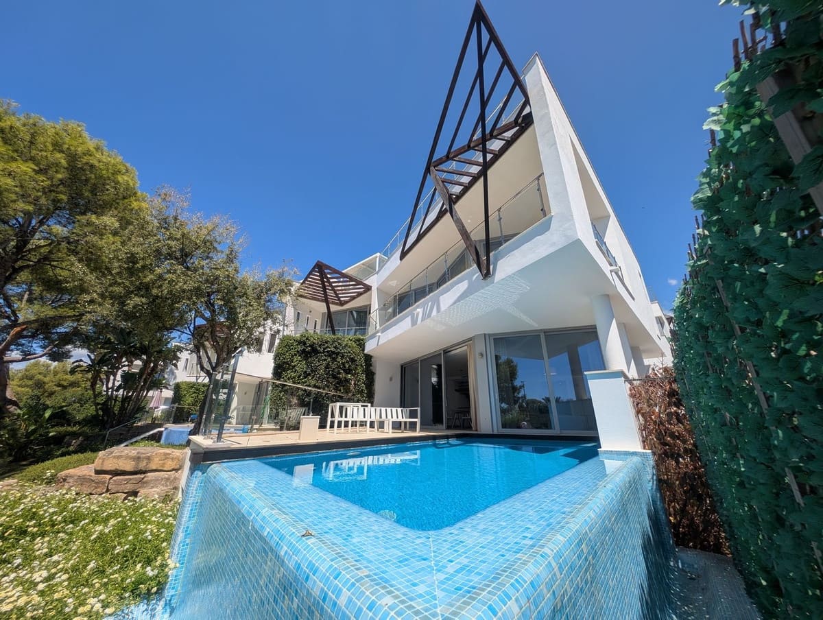 5 bedroom Semi-detached Villa for rent in Golden Mile with pool garage - € 15,000 (Ref: 10026600)