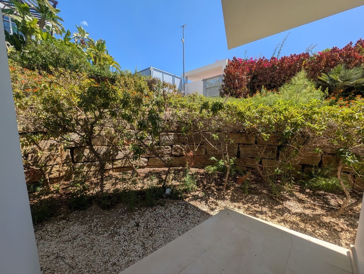 5 bedroom Semi-detached Villa for rent in Golden Mile with pool garage - € 15,000 (Ref: 10026600)