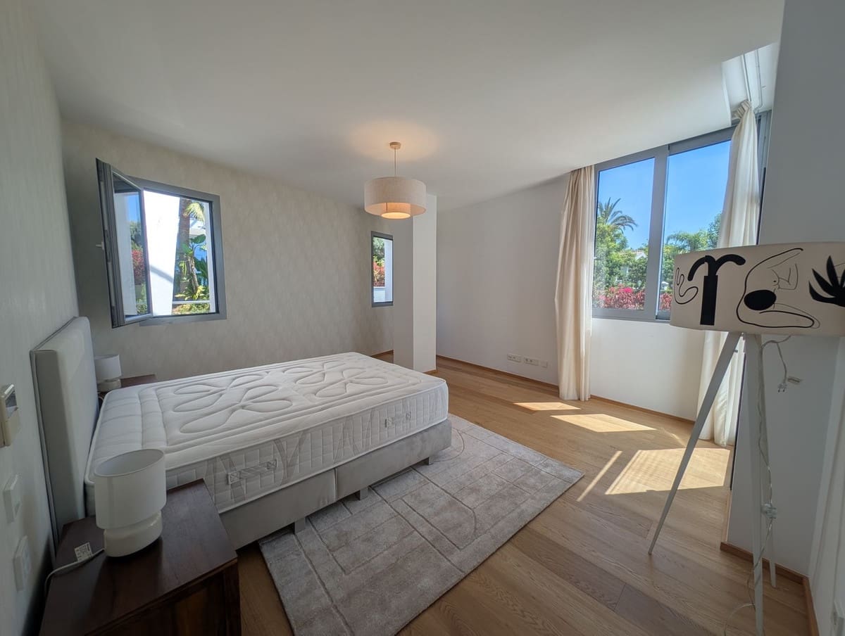 Pareado de 5 habitaciones en Golden Mile en venta con piscina garaje - 3.300.000 € (Ref: 10039082)