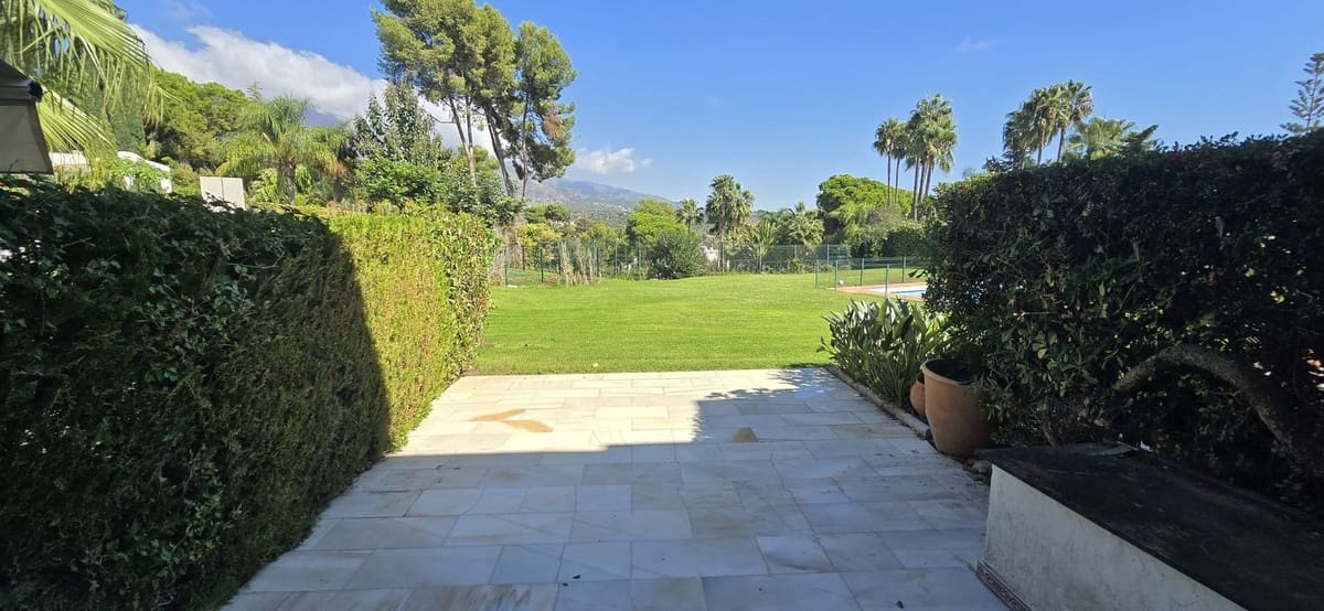 3 soveværelse Rækkehus til salg i Nueva Andalucia med swimmingpool garage - € 635.000 (Ref: 10155420)