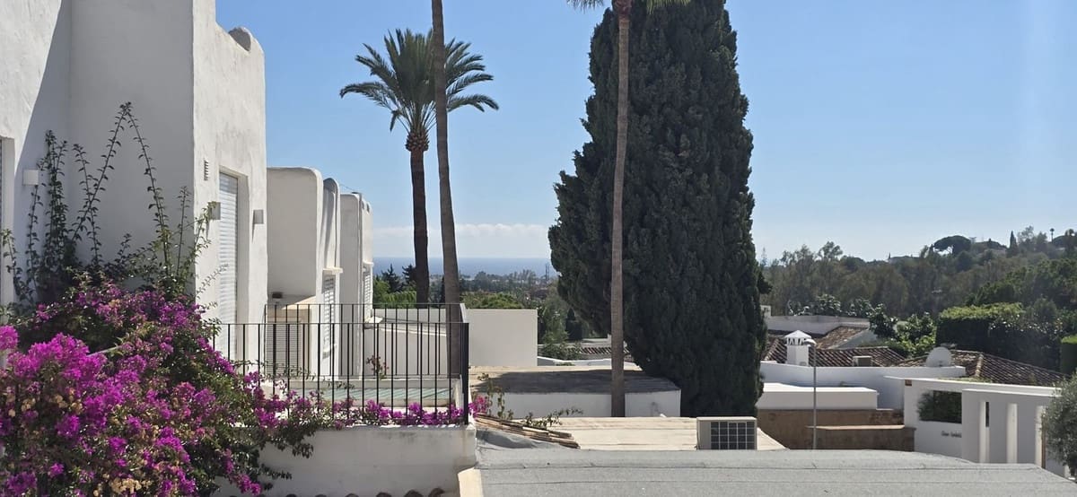 3 soveværelse Rækkehus til salg i Nueva Andalucia med swimmingpool garage - € 635.000 (Ref: 10155420)
