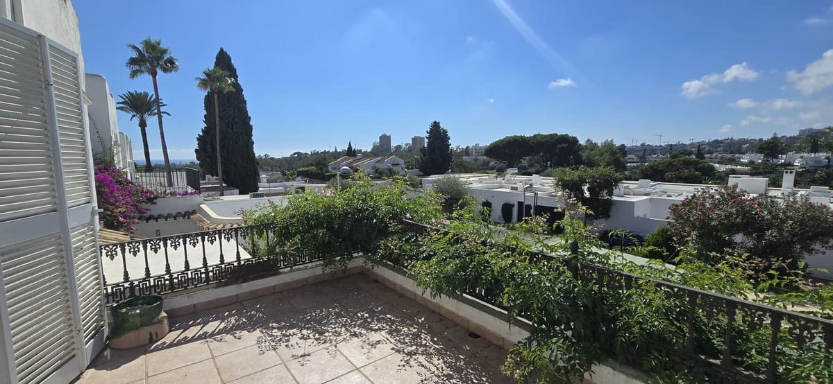 3 soveværelse Rækkehus til salg i Nueva Andalucia med swimmingpool garage - € 635.000 (Ref: 10155420)