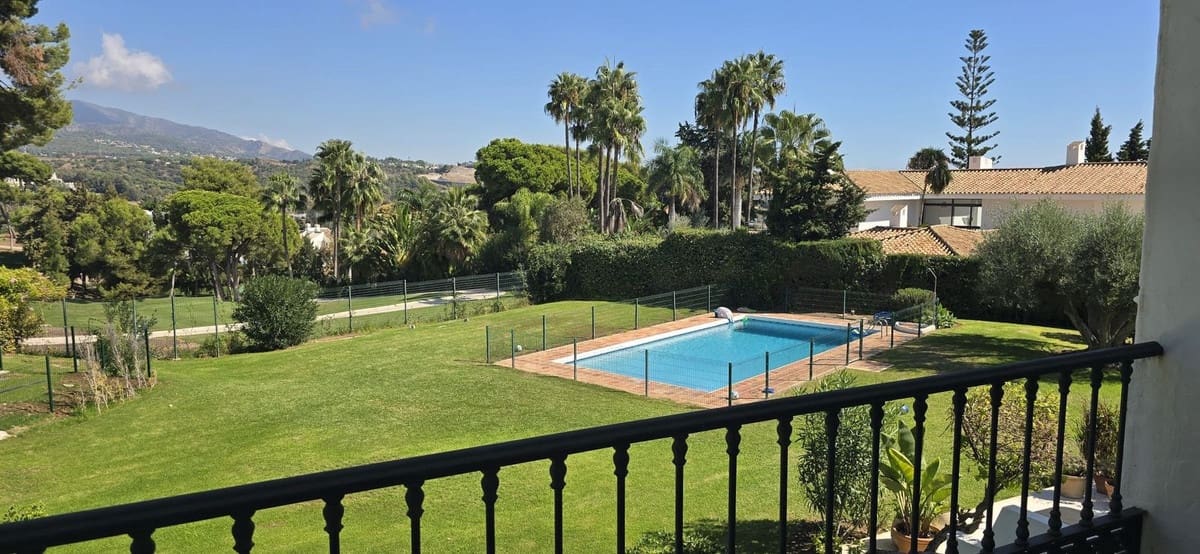3 soveværelse Rækkehus til salg i Nueva Andalucia med swimmingpool garage - € 635.000 (Ref: 10155420)