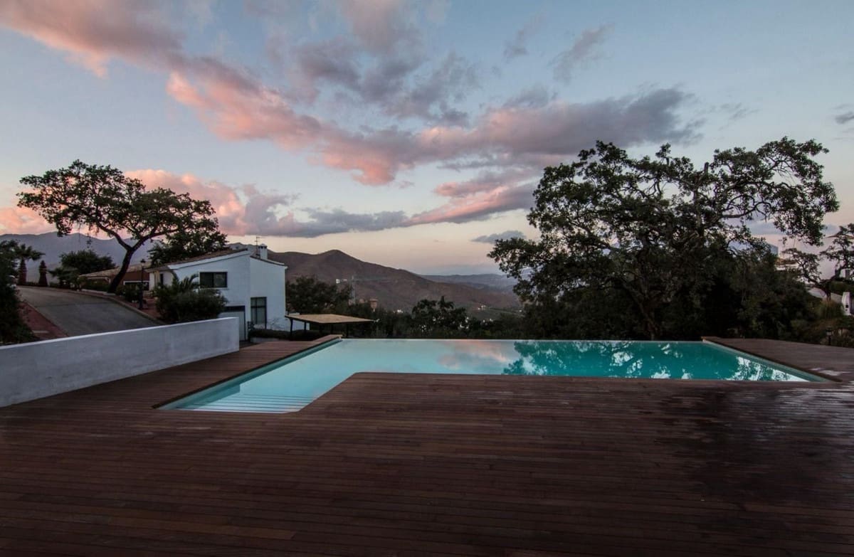 Villa/Maison de 3 chambres à louer à La Mairena avec piscine garage - 5 500 € (Ref: 10156115)