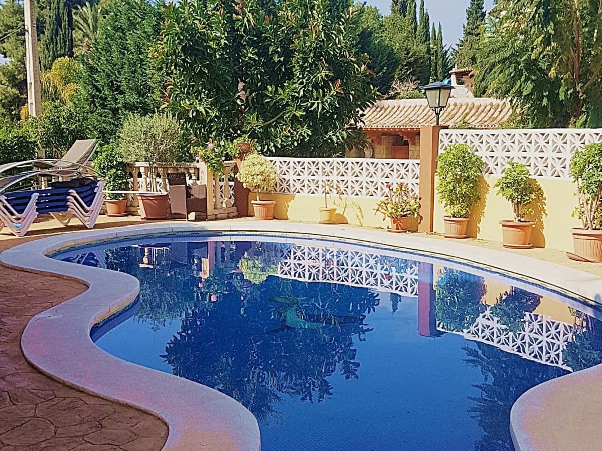 5 slaapkamer Villa te koop in Nueva Andalucia met zwembad garage - € 1.495.000 (Ref: 6147437)