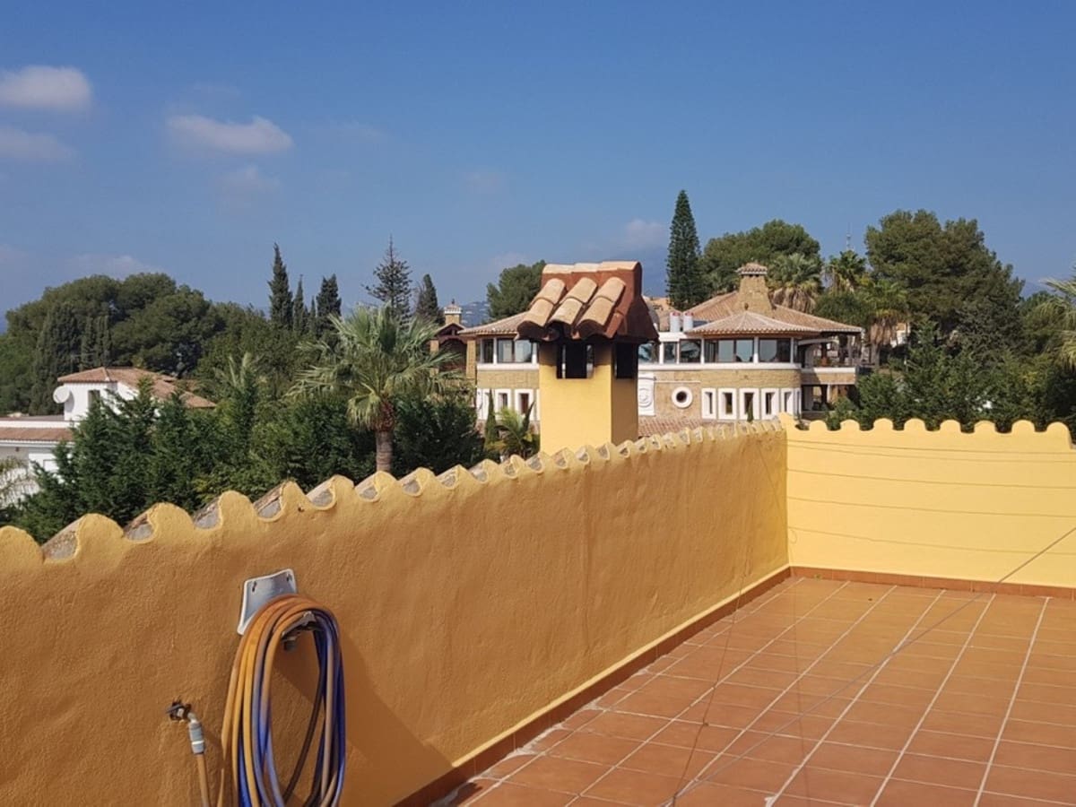 5 slaapkamer Villa te koop in Nueva Andalucia met zwembad garage - € 1.495.000 (Ref: 6147437)