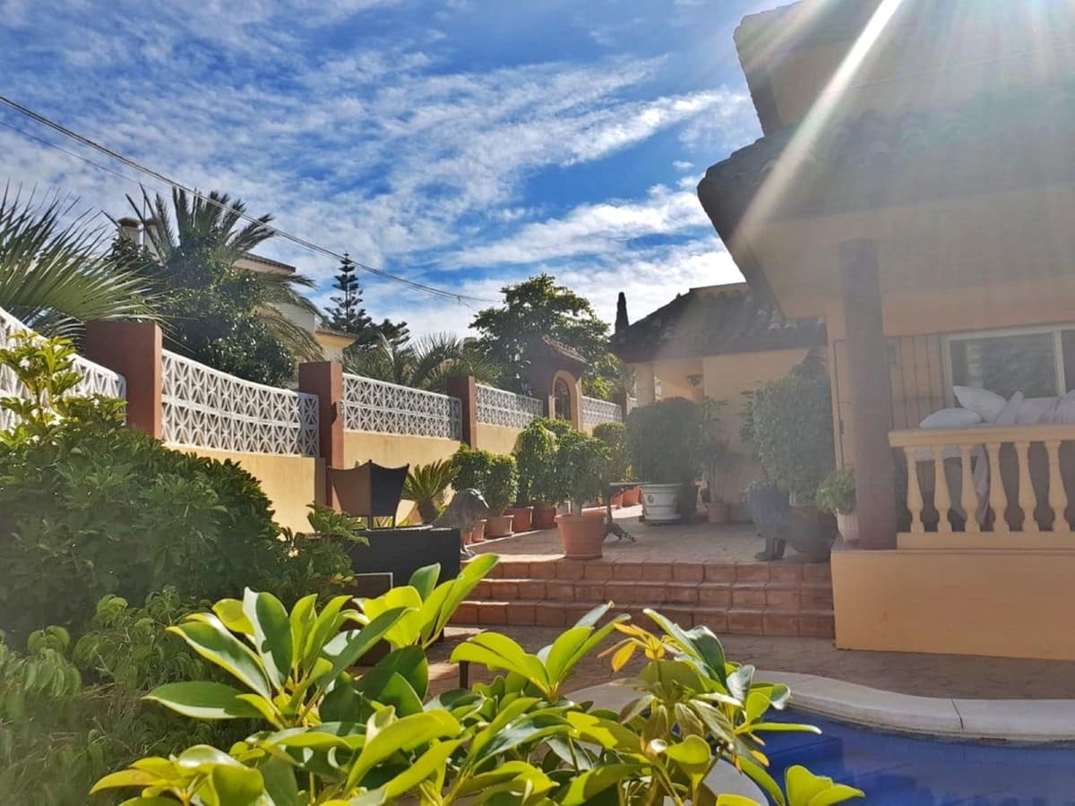 5 slaapkamer Villa te koop in Nueva Andalucia met zwembad garage - € 1.495.000 (Ref: 6147437)
