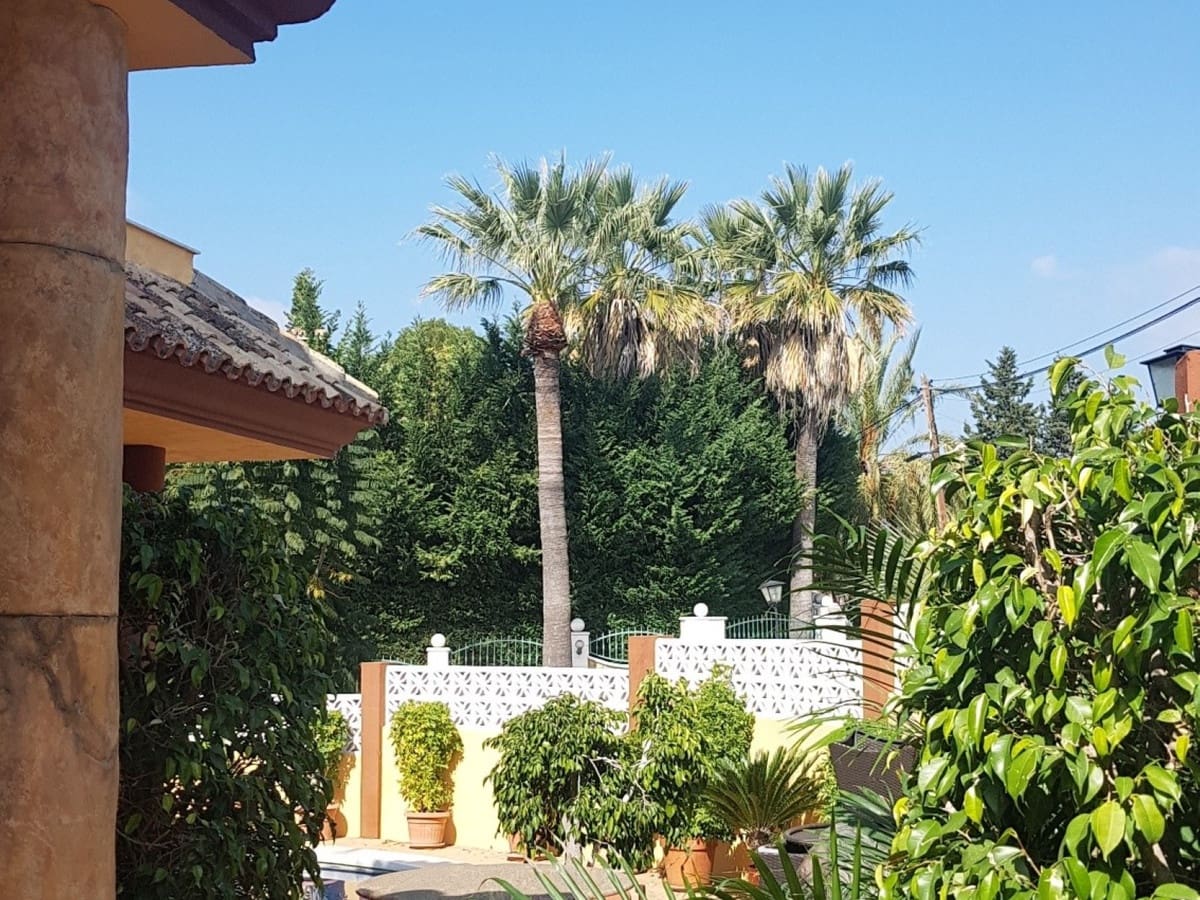 5 slaapkamer Villa te koop in Nueva Andalucia met zwembad garage - € 1.495.000 (Ref: 6147437)
