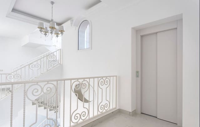 Chalet de 8 habitaciones en Los Flamingos, Benahavís en venta con piscina garaje - 3.950.000 € (Ref: 7551440)