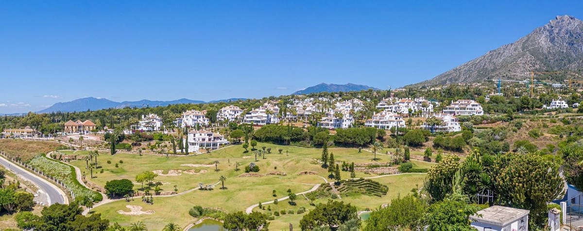 4 bedroom Villa for sale in Marbella with pool garage - € 1,950,000 (Ref: 8431024)