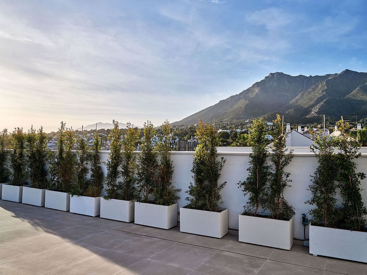 4 bedroom Villa for sale in Marbella with pool garage - € 1,950,000 (Ref: 8431024)
