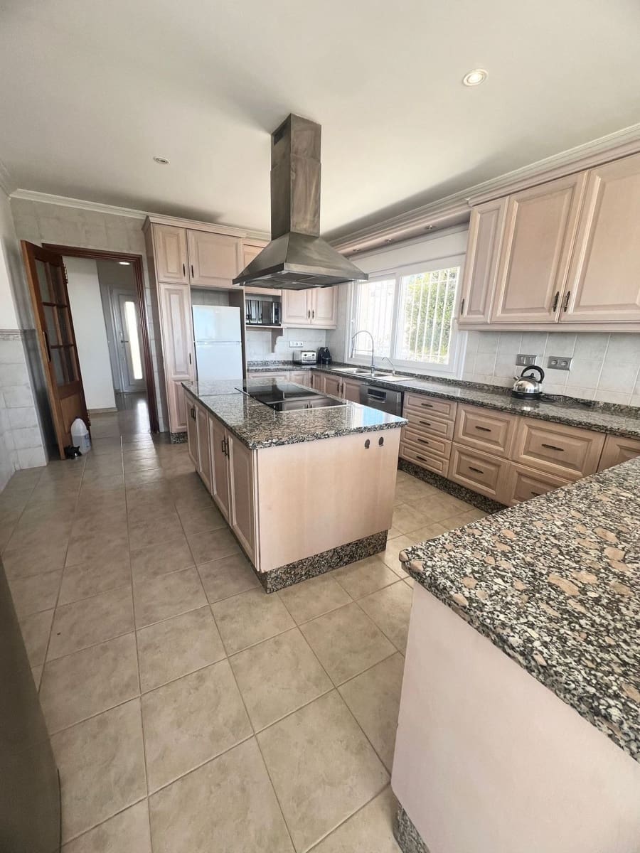 10 sypialnia Willa na sprzedaż w El Paraiso z basenem garażem - 3 250 000 € (Ref: 8609468)