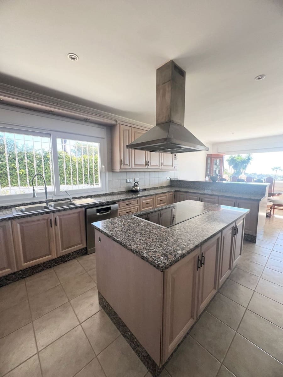 10 sypialnia Willa na sprzedaż w El Paraiso z basenem garażem - 3 250 000 € (Ref: 8609468)