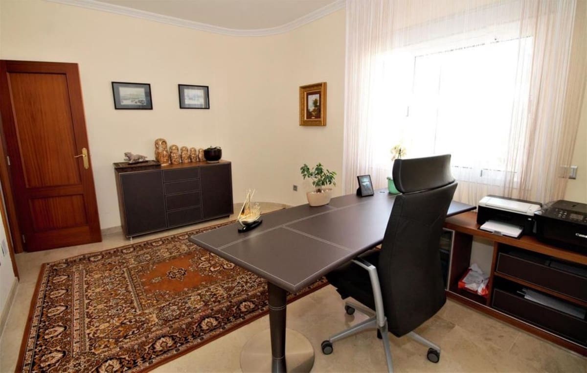 10 sypialnia Willa na sprzedaż w El Paraiso z basenem garażem - 3 250 000 € (Ref: 8609468)