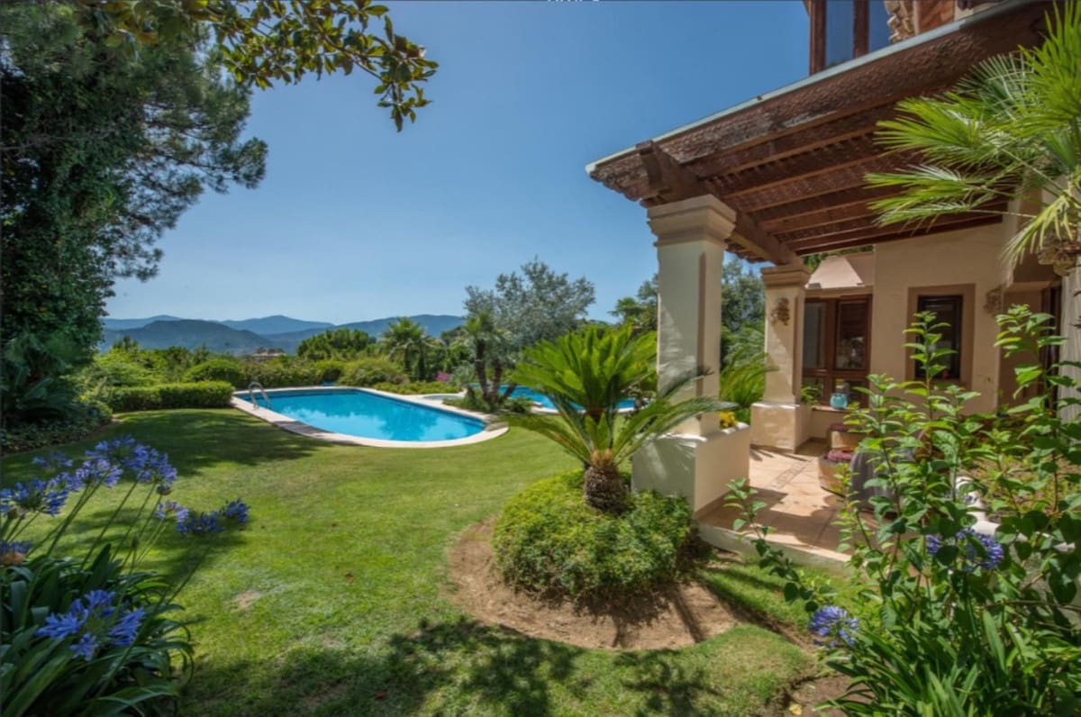 8 bedroom Villa for sale in La Zagaleta with garage - € 5,850,000 (Ref: 8609469)