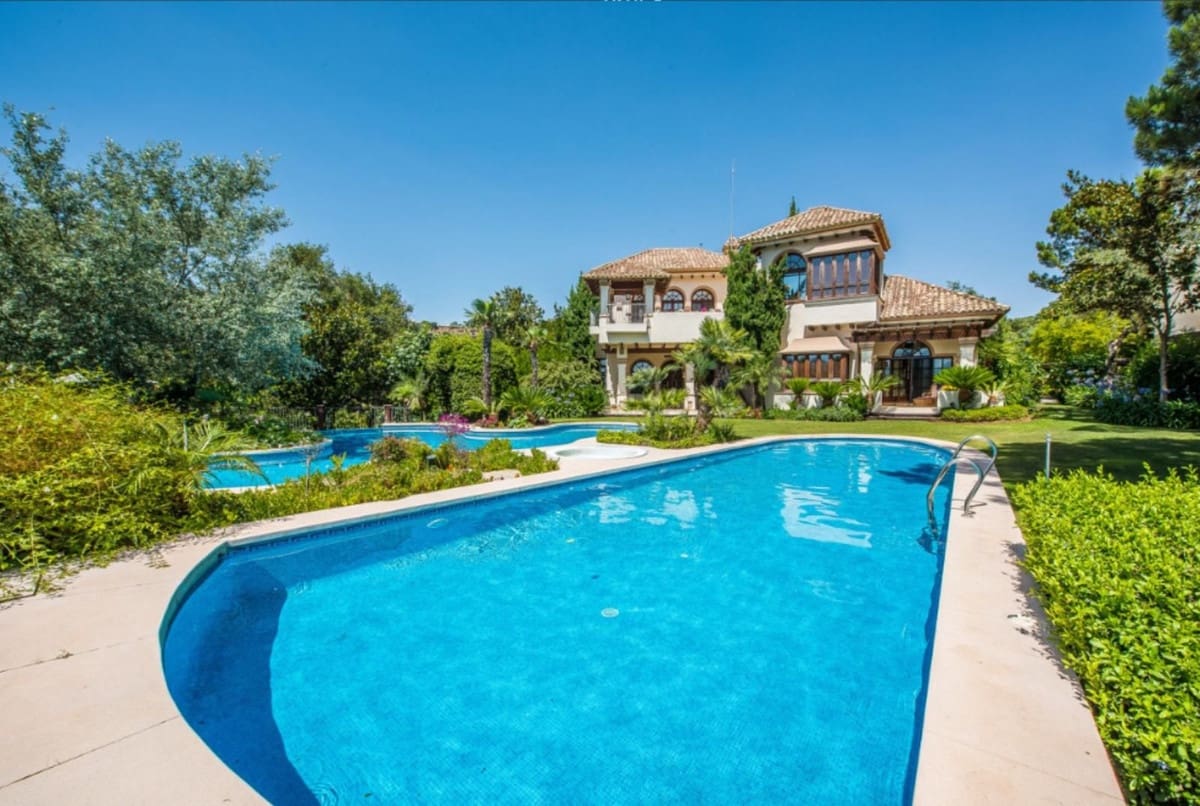 8 bedroom Villa for sale in La Zagaleta with garage - € 5,850,000 (Ref: 8609469)