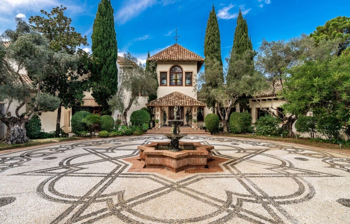 8 bedroom Villa for sale in La Zagaleta with garage - € 5,850,000 (Ref: 8609469)