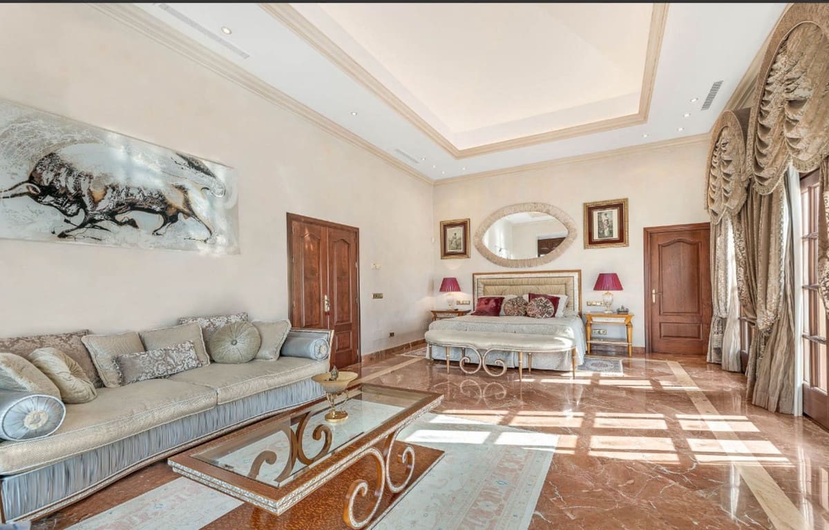 8 bedroom Villa for sale in La Zagaleta with garage - € 5,850,000 (Ref: 8609469)
