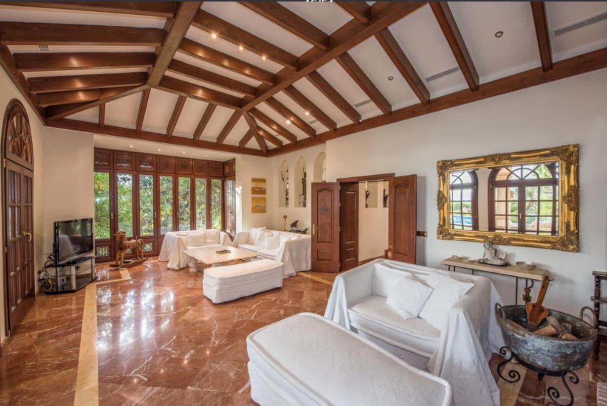 8 bedroom Villa for sale in La Zagaleta with garage - € 5,850,000 (Ref: 8609469)